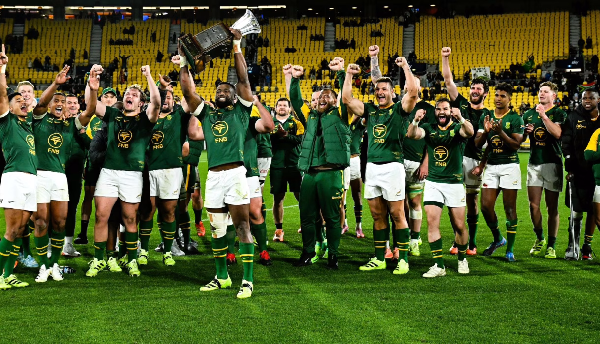 Siya Kolisi lift Freedom Cup