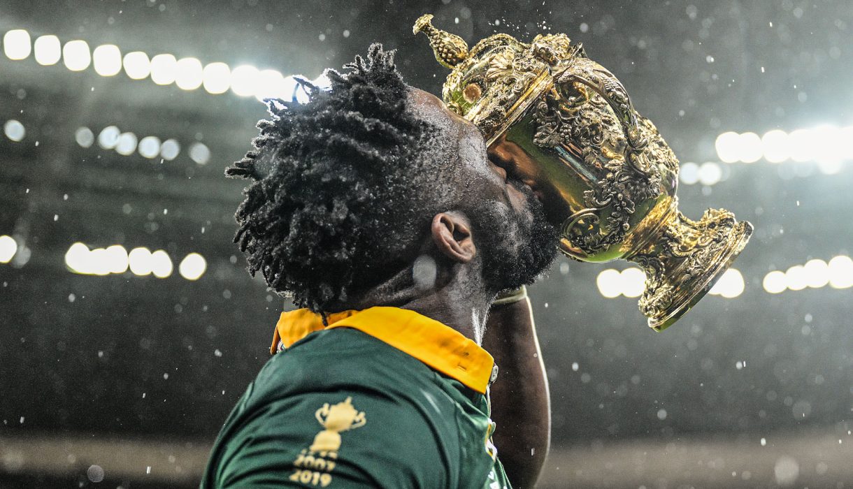 Siya Kolisi kissing the Rugby World Cup