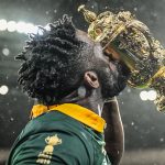Siya Kolisi kissing the Rugby World Cup